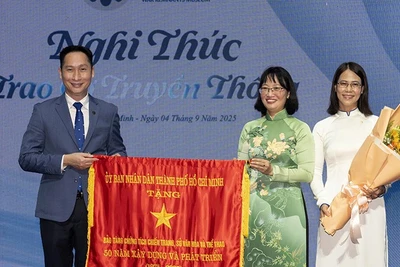 Phó Chủ tịch Ủy ban nhân dân Thành phố Hồ Chí Minh Trần Thị Diệu Thúy trao Cờ Truyền thống của Ủy ban nhân dân Thành phố cho đại diện Bảo tàng Chứng tích Chiến tranh. (Ảnh: Quốc Thanh)