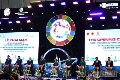 Các đại biểu thực hiện nghi thức khai mạc sự kiện. (Ảnh: LINH BẢO)