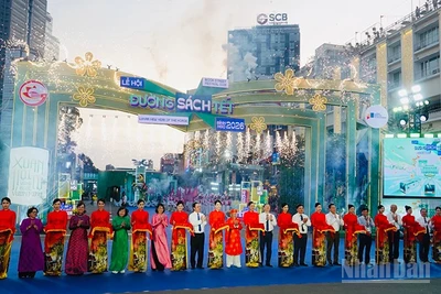 Các đại biểu thực hiện nghi thức cắt băng khai mạc Lễ hội. (Ảnh: LINH BẢO)