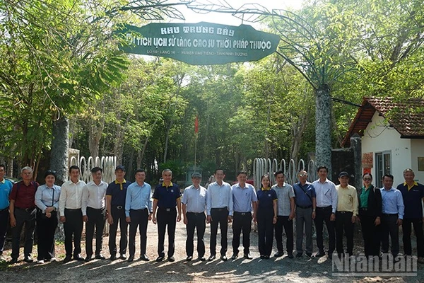 Đoàn khảo sát chụp ảnh lưu niệm tại Khu trưng bày Di tích lịch sử Làng cao-su thời Pháp thuộc. (Ảnh: Linh Bảo)