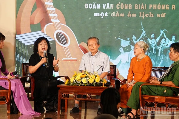 Giao lưu với các nhân chứng lịch sử, các nghệ sĩ từng hoạt động trong Đoàn Văn công Giải phóng. (Ảnh: MẠNH HẢO)