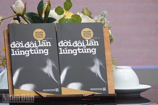 Bìa cuốn sách "Đời đôi lần lúng túng" của nhà văn Nguyễn Đông Thức. (Ảnh: Linh Bảo)