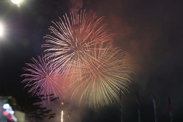 Pháo hoa rực rỡ trên bầu trời Thành phố Hồ Chí Minh trong thời khắc giao thừa. (Ảnh: Hiếu An)