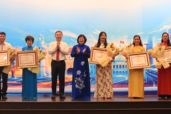 Lãnh đạo Thành ủy Thành phố Hồ Chí Minh trao Bằng khen của Thủ tướng Chính phủ cho các tập thể, cá nhân. (Ảnh: Trinh Trinh)