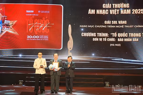 Đại diện Báo Nhân Dân nhận Giải Sol Vàng hạng mục Chương trình nghệ thuật chính luận năm 2025 cho chương trình Concert "Tổ quốc trong tim". (Ảnh: Linh Bảo)