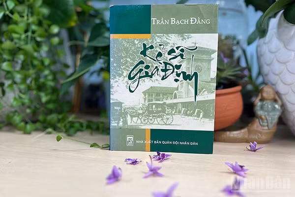 Tác phẩm "Kẻ sĩ Gia Định" của đồng chí Trần Bạch Đằng. (Ảnh: LINH BẢO)