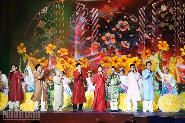 Tiết mục mở đầu Lễ trao giải Mai Vàng lần thứ 31. (Ảnh: Linh Bảo)