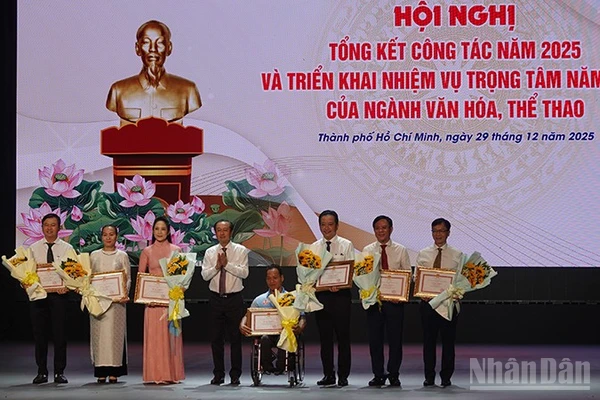 Các cá nhân nhận Bằng khen của Chủ tịch Ủy ban nhân dân Thành phố. (Ảnh: LINH BẢO)