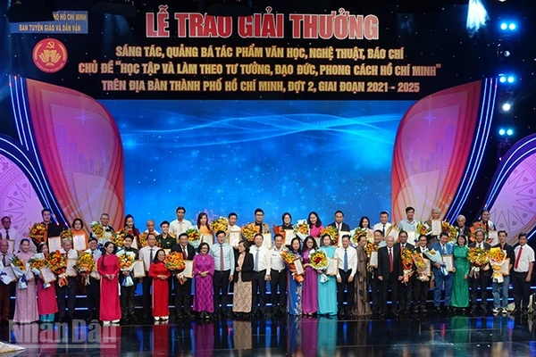 Đại biểu chụp ảnh lưu niệm với các tác giả, tập thể đạt giải ở khối chuyên nghiệp. (Ảnh: LINH BẢO)