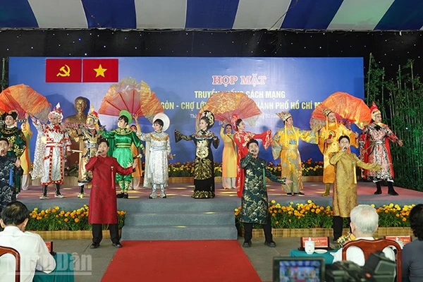 Chương trình sân khấu hóa kỷ niệm ngày họp mặt truyền thống cách mạng Sài Gòn-Chợ Lớn-Gia Định-Thành phố Hồ Chí Minh năm 2026. (Ảnh: Linh Bảo)