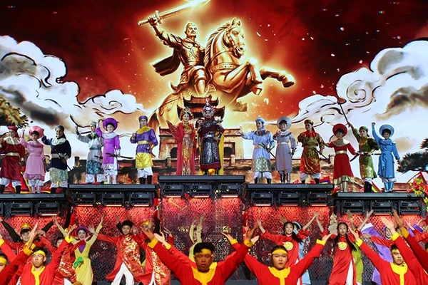 Các nghệ sĩ trong hồi 4 "Xuân đại thắng-Non nước hùng anh". (Ảnh: DŨNG PHƯƠNG)