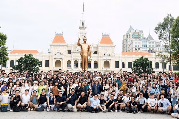 Đoàn khách MICE đến từ Indonesia chụp ảnh tập thể tại Công viên Tượng đài Chủ tịch Hồ Chí Minh sáng 6/5. (Ảnh: Tô Hùng)