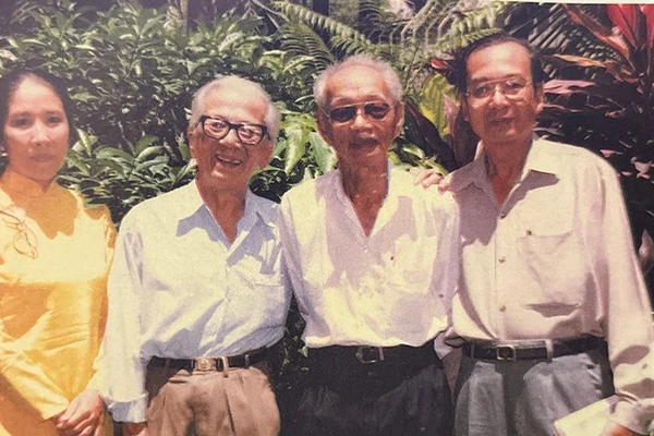 Nghệ sĩ Nhân dân Đinh Bằng Phi (bìa phải) và các đồng nghiệp. (Ảnh chụp lại trong tác phẩm Nhìn về sân khấu Hát Bội nam bộ; Ảnh: Linh Bảo)