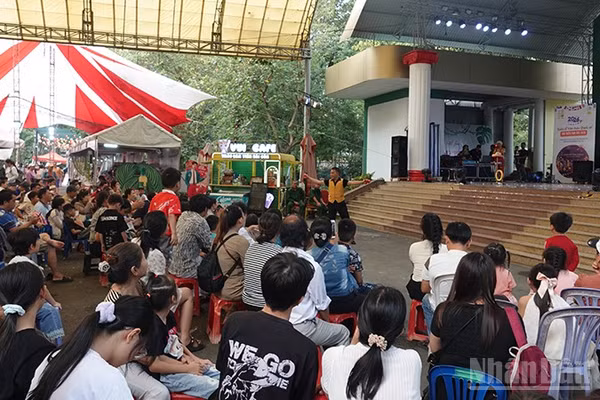 Thảo Cầm Viên Sài Gòn luôn thu hút du khách vào các dịp nghỉ lễ, Tết. (Ảnh: Linh Bảo).