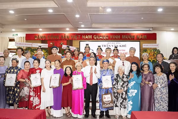 Các đại biểu chụp ảnh lưu niệm tại chương trình. (Ảnh: QUỐC THANH)