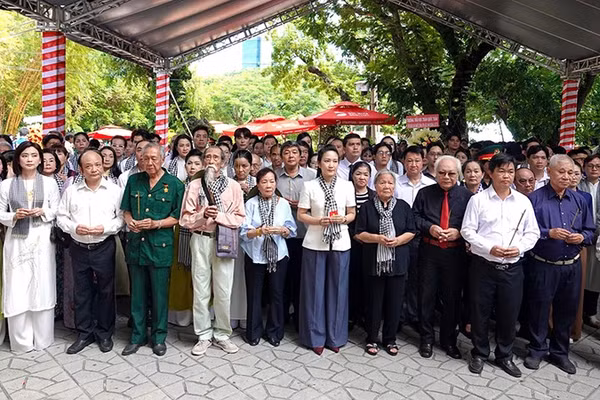 Các đại biểu, văn nghệ sĩ thắp hương tưởng nhớ Anh hùng nghệ sĩ tại Công viên Lê Thị Riêng. (Ảnh: Thúy Bình)