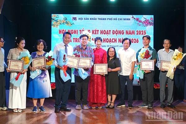 Trao Giấy khen của Liên hiệp các Hội Văn học Nghệ thuật Thành phố Hồ Chí Minh cho các đơn vị xuất sắc. (Ảnh: LINH BẢO)
