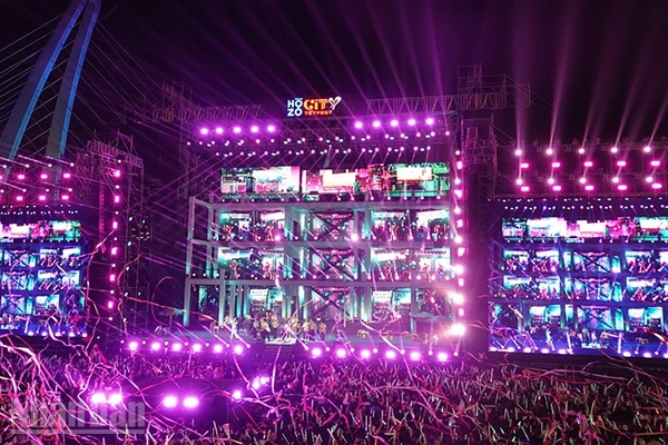 Bữa tiệc ánh sáng trong đêm “Countdown night-City-Maze-ing”. (Ảnh: Linh Bảo).