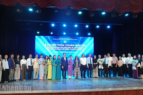 Các đại biểu chụp ảnh lưu niệm tại chương trình. (Ảnh: Linh Bảo).