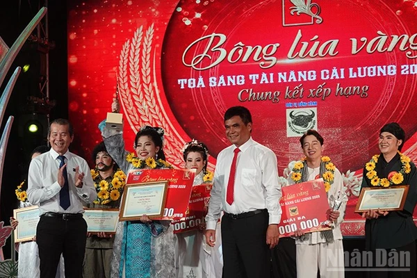 Trao giải Nhất cho thí sinh Nguyễn Thị Hồng Toán (An Giang). (Ảnh: LINH BẢO)