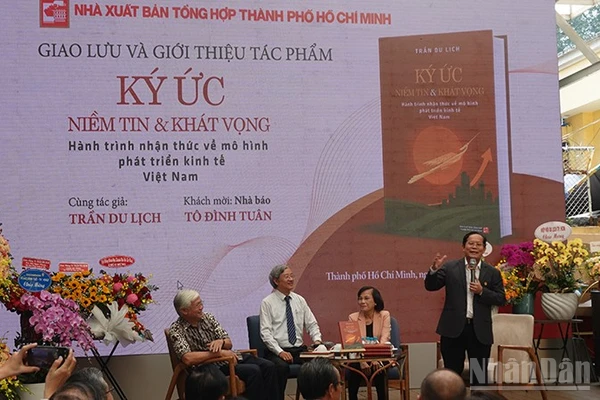 Quang cảnh buổi giao lưu, giới thiệu tác phẩm "Ký ức-niềm tin và khát vọng" của Tiến sĩ Trần Du Lịch.(Ảnh: Linh Bảo)
