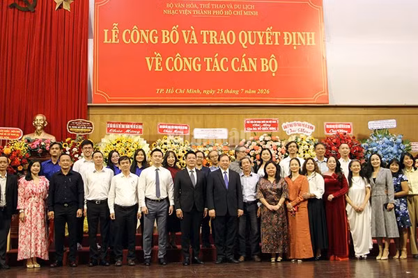 Các đại biểu chụp ảnh lưu niệm tại buổi lễ. (Ảnh: Thùy Trang)