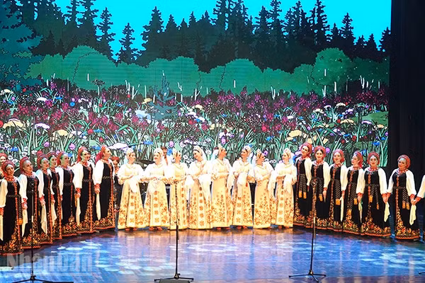 Các nghệ sĩ của Dàn hợp xướng Dân gian Nga Omsk biểu diễn với trang phục truyền thống đẹp mắt. (Ảnh: LINH BẢO)