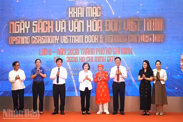 Các đại biểu thực hiện nghi thức khai mạc Ngày Sách và Văn hóa đọc Việt Nam lần thứ 5 tại Thành phố Hồ Chí Minh. (Ảnh: Linh Bảo)