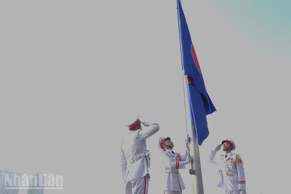 Đội cờ thực hiện nghi thức thượng cờ ASEAN. (Ảnh: MẠNH HẢO)