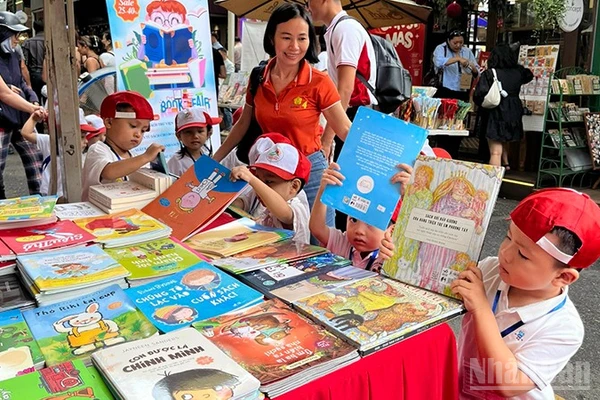 Các em nhỏ tham quan Đường sách Thành phố Hồ Chí Minh. (Ảnh: LINH BẢO)