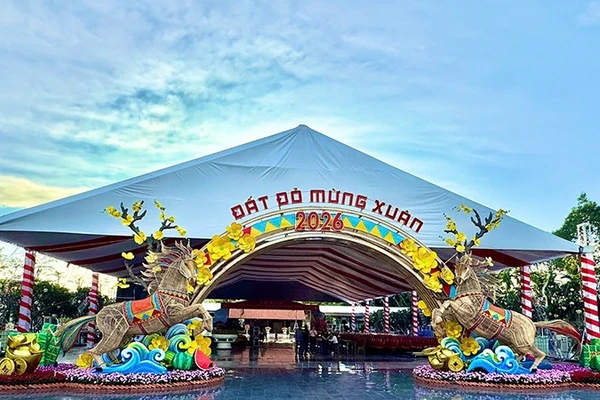 Quảng trường nhà lưu niệm Võ Thị Sáu, xã Đất Đỏ được trang trí ấn tượng. (Ảnh: Ban tổ chức).