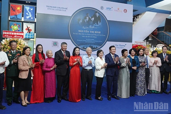 Các đại biểu chụp ảnh lưu niệm tại buổi lễ khai mạc. (Ảnh: Linh Bảo)