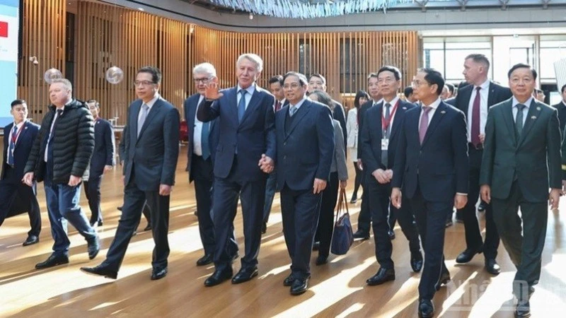 Thủ tướng Phạm Minh Chính cùng Đoàn đại biểu cấp cao Việt Nam đến thăm, làm việc với tập đoàn Novatek. (Ảnh: VGP)