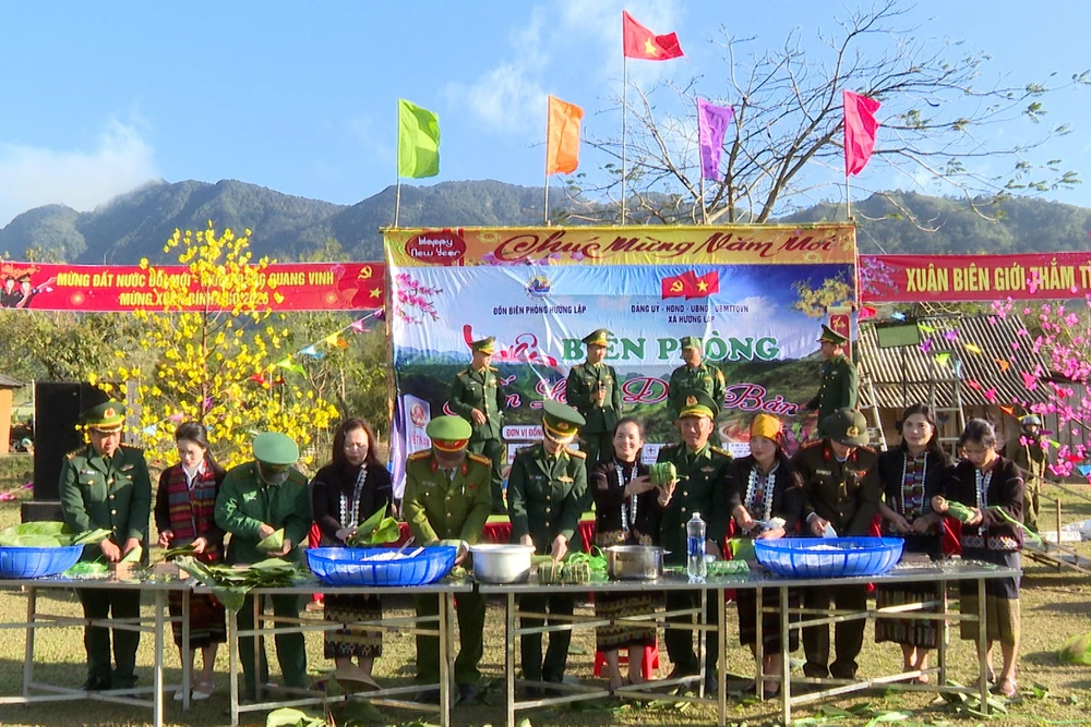 Gói và nấu bánh chưng tặng cho nhân dân trên địa bàn biên giới vui Xuân đón Tết.