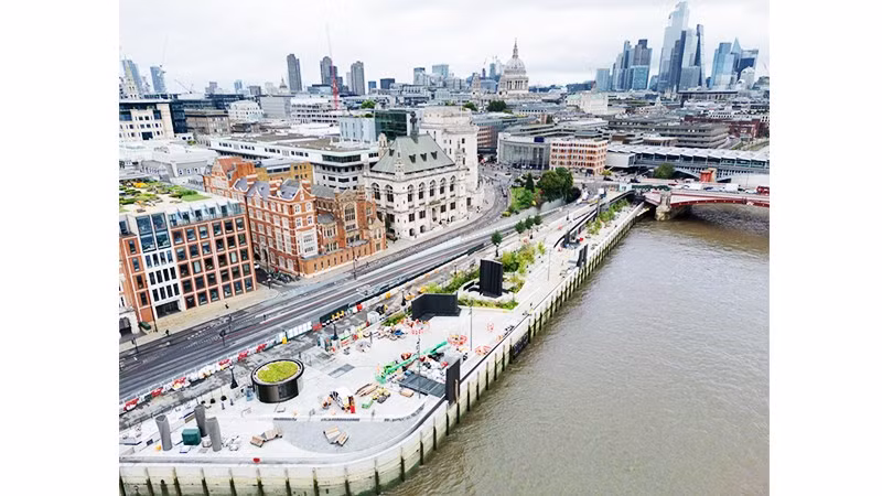 Không gian công cộng mới mang tên Joseph William Bazalgette bên sông Thames. Ảnh: THE GUARDIAN