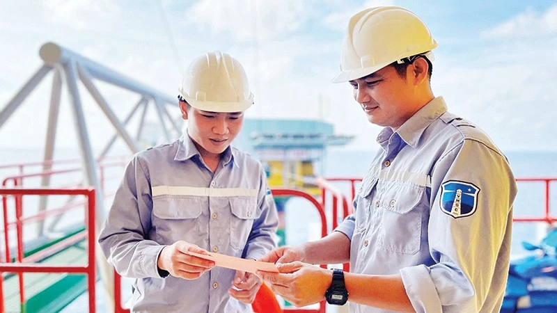 Nhân viên trạm hải đăng Nhà giàn DK1/21 đã hoàn thành việc bầu cử sớm ngày 3/3.