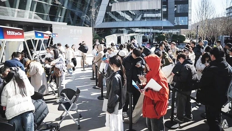 Dòng người xếp hàng tham gia một sự kiện về OpenClaw. Ảnh: CNA