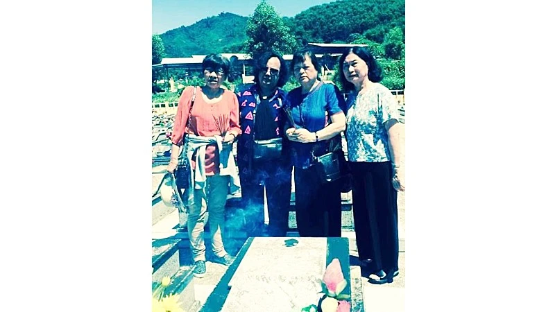 Nhà văn Vũ Thị Hồng (thứ hai từ phải sang) cùng các đồng nghiệp về thăm lại chiến trường xưa, viếng mộ nhà thơ Nguyễn Mỹ ở nghĩa trang Bắc Trà Mi (Đà Nẵng). Ảnh tư liệu