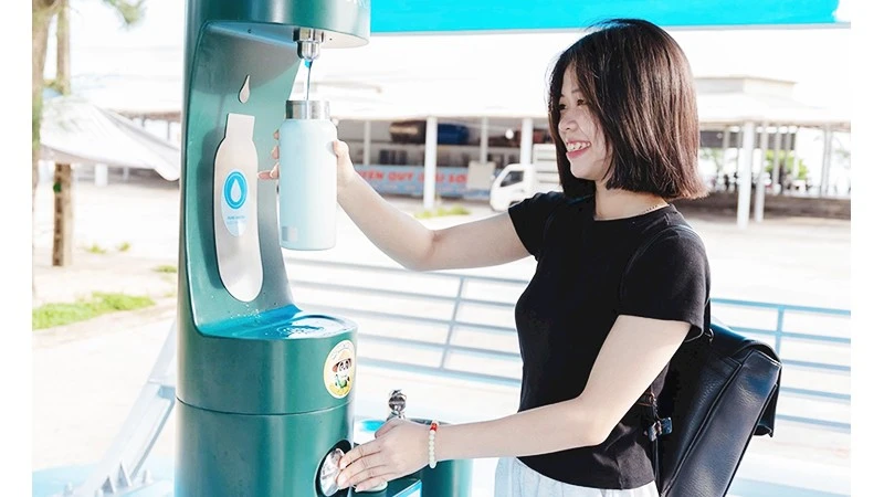 Các điểm “Refill” nước miễn phí góp phần thay đổi thói quen dùng chai nhựa của du khách khi đến tham quan Huế. 