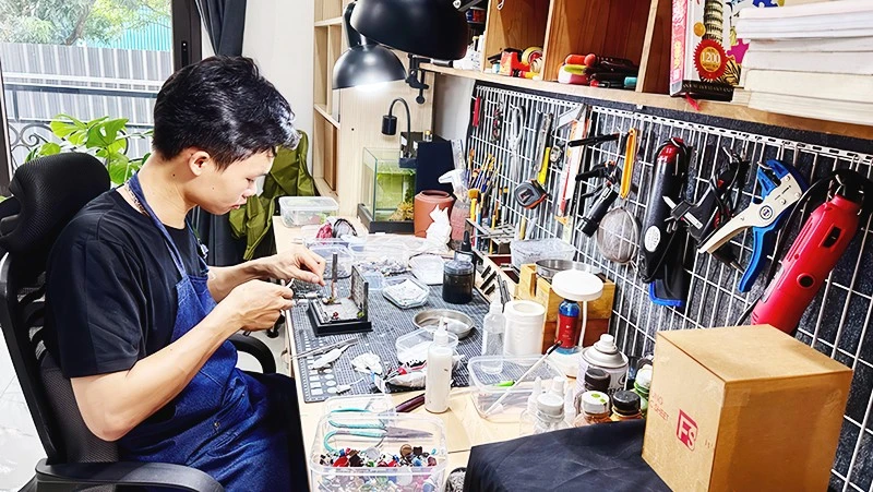 Góc làm việc của Cường.