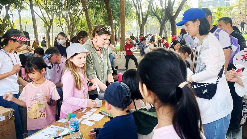 Gian hàng làm thủ công thu hút đông đảo học sinh tham gia.