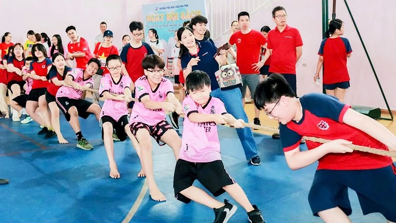 Trò chơi dân gian giúp trẻ được trải nghiệm sinh hoạt nhóm, tập thể và bồi bổ cho tâm hồn những xúc cảm nhân văn.