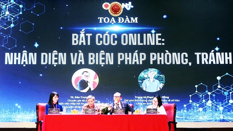 Các chuyên gia chia sẻ kiến thức về phòng, tránh tội phạm online tại buổi tọa đàm.