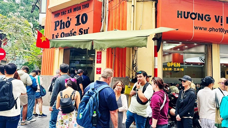 Một quán phở được lọt vào danh sách đề xuất của Michelin, thu hút sự tò mò của nhiều du khách. Ảnh: NAM DƯƠNG