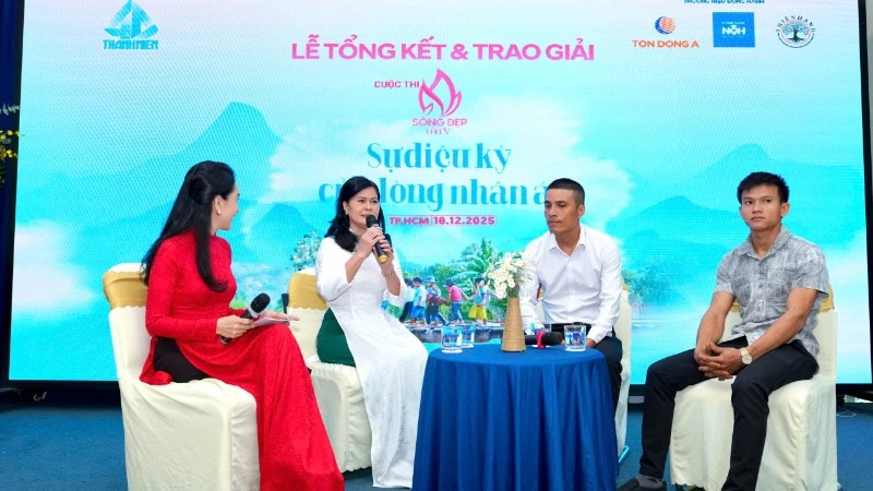 Các đại biểu giao lưu, chia sẻ tại chương trình.