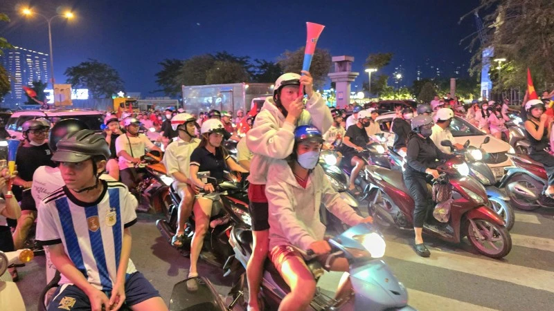 Rất đông người hâm mộ đã tập trung về khu vực trung tâm thành phố để ăn mừng.