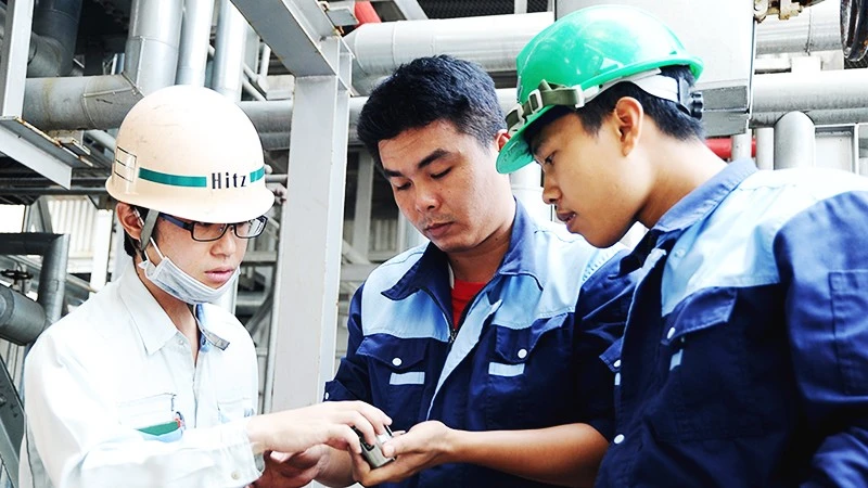 Chuyên gia Nhật Bản hỗ trợ lắp đặt Nhà máy điện rác Nam Sơn. Ảnh: NAM ANH