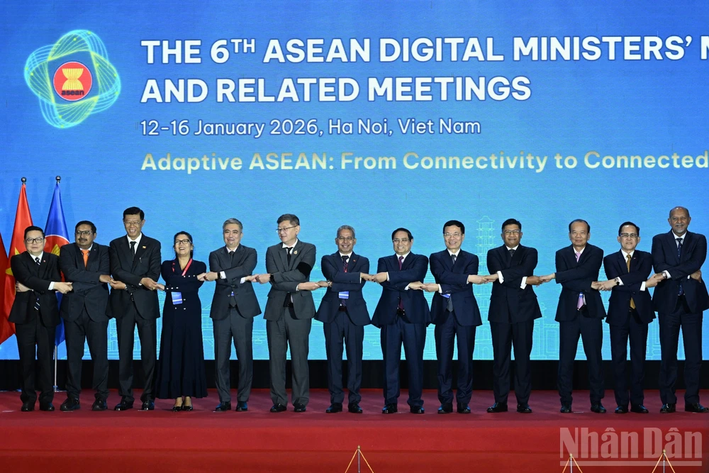 Thủ tướng và các đại biểu tham dự hội nghị.