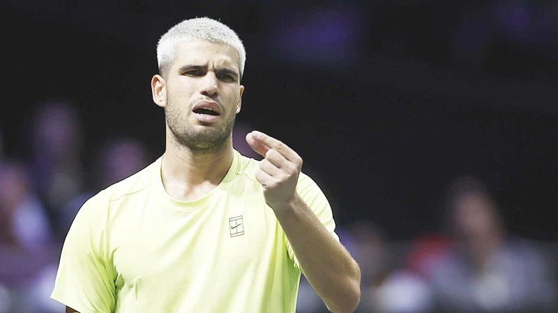 Alcaraz tuyệt vọng ở Paris