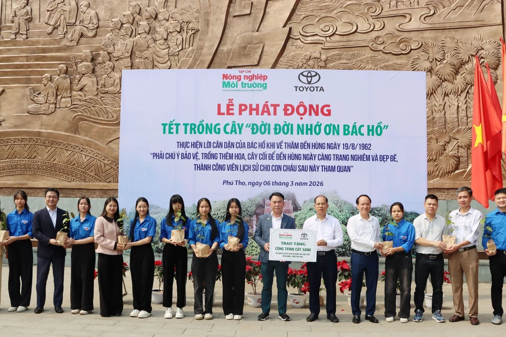 Đại biểu trao tượng trưng cây giống cho đại diện Ban quản lý Khu di tích.